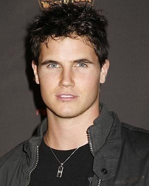 Robbie amell