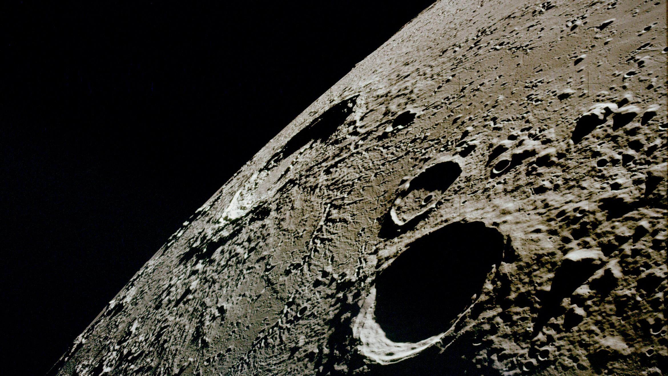 Луна поверхность кратеры. Кратер Лунная поверхность Луны. Дедал (лунный кратер). Луна (Планета) кратеры Луны. Космические кратеры.